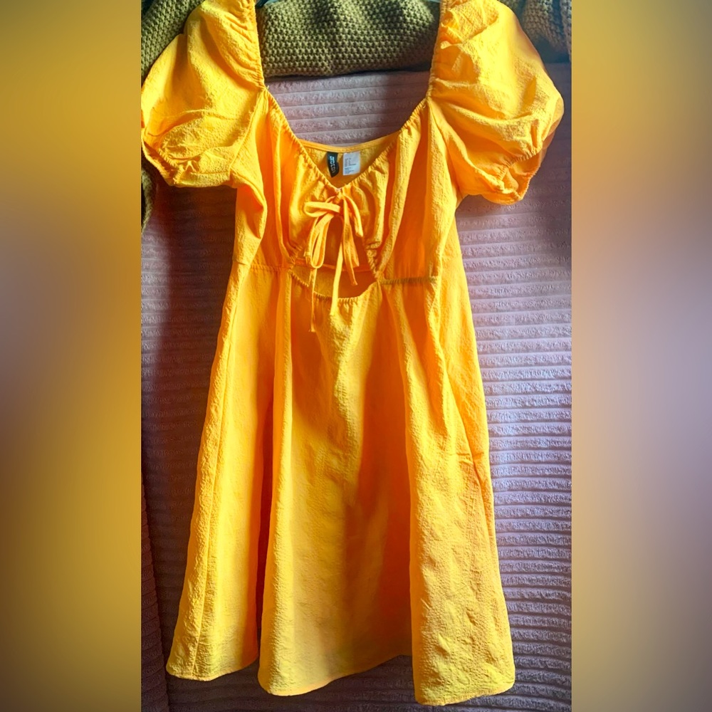 💥DIVIDED VESTIDO CORTO💥AMARILLO CANARIO💥Sz L💥NUEVO💥CM52